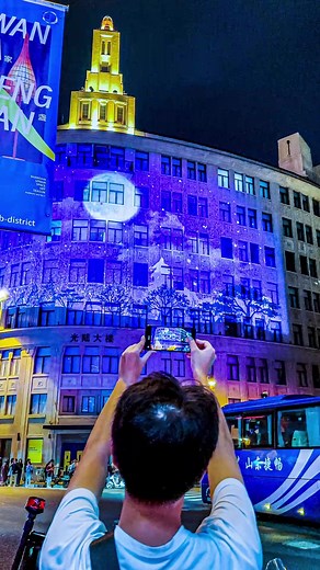 Check out this awesome digital #light show on Nanjing Road E., using architecture facade #projection #tech. It's always a delight to see something this amazing. | Shanghai Let's meet