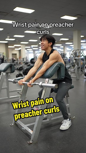 If you’re getting wrist pain on preacher curls using a barbell, try performing the movement unilaterally. You’ll also be able to recruit more muscle fibers this way and overall I prefer doing preacher curls this way because I can better focus on the movement and stabilize myself. #fyp #fitness #gym #bodybuilding