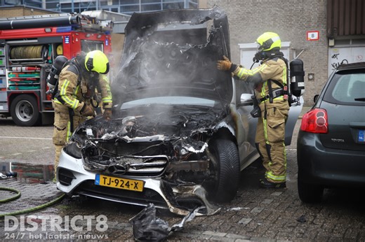 Geparkeerde auto flink beschadigd na brand Beresteinlaan Den Haag - District8.net
