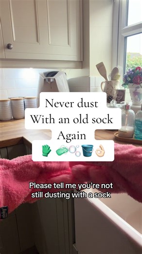 Stop dusting with an old sock the viral Minky dust gloves are back in stock on the Tik Tok shop and this is a game changer if you’ve got Venetian blinds in your house so you can never stay on top of this is the answer don’t let them get furry I’m a domestic cleaner and I bought two and I weigh one on each hand and dusting blinds now is an absolute breeze. One of the main things about blinds as if you keep on top of them it’ll stop that buildup. What’s great about these gloves that they can use a