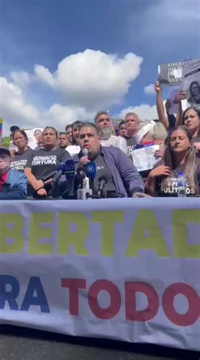 Valvula Politica on Instagram: "⛔ FCU-UCV EXIGE DEROGACIÓN DE LEYES REPRESIVAS Y ACTIVA CENTRO DE ACOPIO PARA FAMILIARES ⛔ El presidente de la FCU-UCV, Miguelángel Suárez, se sumó a la jornada de protesta denunciando que el sector estudiantil también ha sido blanco directo de torturas y persecución. Suárez hizo una exigencia técnica clave: la derogación inmediata del artículo 5 de la Ley de Conmoción Exterior, instrumento utilizado por el régimen venezolano para encarcelar a la disidencia. "La u