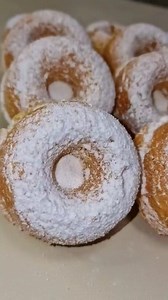 Ciambelline soffici come quelle della Mr day semplici e veloci. Ricetta 👇 ricetta per 12 ciambelle stampo savarin o alternativa uno grande da 18cm 125g zucchero a velo o semolato 125g burro o margarina o olio 2 uova medie 100g 100g farina 00 50g fecola di patate 8g lievito per dolci 1 fialetta aroma limone arancia o grattugiata 1 pizzico di vaniglia Cottura 190 gradi 15 massimo forno statico 180.gradi forno ventilato 13-15 minuti massimo zuccherate e mangiate | Simone Esposito pasticciere