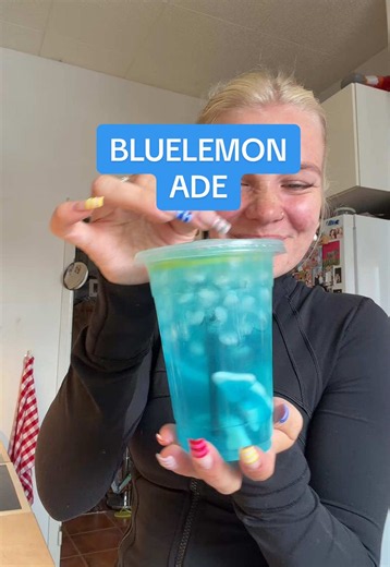Bluelemonade juoma: miten tehdä söpö haikara-koriste juomaan