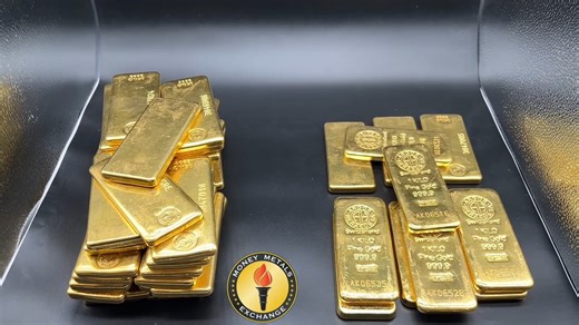 We Didn’t Expect This: Kilo Gold Bar Stacks Worth $7M Two stacks of kilo gold bars. One on the left, one on the right. And the numbers are hard to ignore. Left stack: 36 kilo gold bars Estimated value in 1996: $447,923 Right stack: 11 kilo gold bars Estimated value in January 2026: $1,626,825 Total: 47 kilo gold bars Estimated melt value in January 2026: $6,950,981 (about $7M) A kilo gold bar contains about 32.151 troy ounces of gold. When you see physical stacks like this next to real-world val