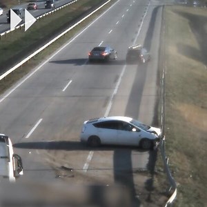 Nem mindennapi baleset az M0-on Sávváltás sikerült? Nem. Nagy baleset lett belőle? Igen. A helyszínt elhagyta a vétkes autós? Igen. Lett nagyobb baj? Szerencsére nem. Akár gyorsforgalmi-, fő- vagy mellékutakon közlekedünk, csak pár apróságra kell koncentrálni, hogy az ehhez hasonló baleseteket elkerüljük. Figyeljünk és vigyázzunk egymásra! Biztonságunk egymás kezében van! #magyarkozut | Magyar Közút Nonprofit Zrt.