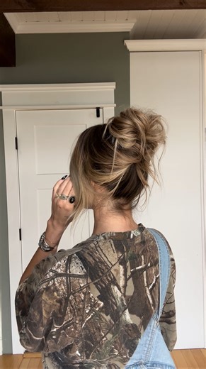 3.9M views · 28K reactions | Messy bun for short-ish hair  #springhair #hairtutorial | Torie Lynn Bliss | Facebook