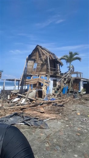 #Colima | 🌊 Habitantes y ramaderos de la playa Paraíso, en Armería, Colima, comienzan a levantarse tras el paso de #Dalila. Al menos 13 viviendas y ramadas quedaron dañadas por el viento, la lluvia y el oleaje. Marcia Castellanos con la información. | Azteca Noticias