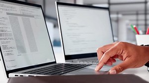 Webentwicklerprogrammierung in Office. Agil-Code auf Notebook: Stockvideos & Filmmaterial (100 % lizenzfrei) 3638390713 | Shutterstock