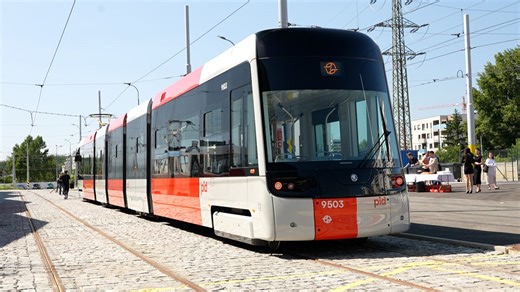 Bez rámusu a zbytečných hluků. Nová tramvaj pro Prahu už vozí cestující - Novinky