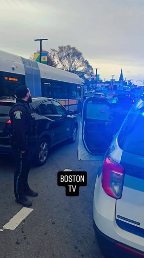 13K views · 1.2K reactions | Mujer dominicana fue detenida y arrestada en boston, hasta ahora no conocemos las razones, pero supuesta y alegadamente manejaba sin licencia y sin papeles legales. Segun nos informan personas en la escena. | Boston TV | Facebook