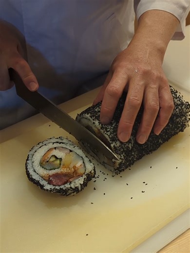 すし・懐石 大蔵白仙 魚介類10種類と特製のゴマダレの絶品裏巻き『大蔵特上巻き』 神戸市東灘区 阪急御影駅より徒歩すぐ あの懐石料理の名店で修業を積んだ 店主の料理が楽しめるお店 今回は 見てめっちゃ食べたくなった 前日予約要 『大蔵特上巻き』4860円税込（テイクアウト金額） ※店内でも注文は可能 10種類の魚介類と大葉じそ・きゅうり 特製のゴマダレとで裏巻き 仕上げは黒胡麻で包み込んだおすすめメニュー ５種の魚介類で一回り細い 『大蔵小巻』2916円 （テイクアウトの金額）もあり またもちろん 節分（２月３日）用の恵方巻きも ご予約受付中なので下記より是非お問い合わせを すし・懐石 【大蔵白仙】 兵庫県神戸市東灘区御影山手1-2-10 御影ガーデンシティ TEL078-842-0070