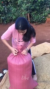 165K views · 5K reactions | Còn không 1 cô gái Đắk Lắk có thể tự mình vác được bao cà phê 來 | Nhà Tôi Đắk Lắk | Facebook