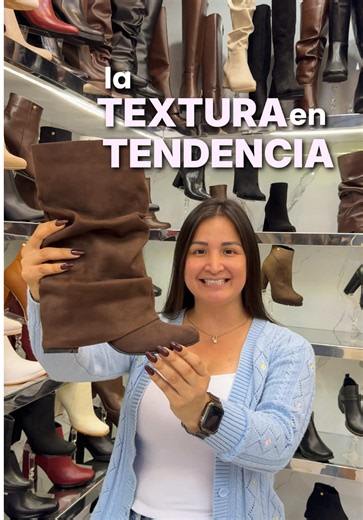 La textura gamuza y el color marrón están conquistando esta temporada. 🤎 Puedes encontrar el botas, botines y ahora en nuestros stilettos ✨ Pide tu favorita al 933137761 📲 #calzadodetemporada #botasfemininas #botinesmujer #parati #tendencia