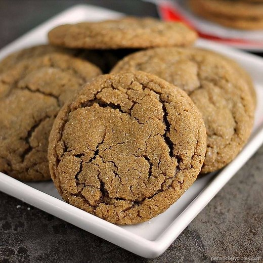 These Ginger Snap Cookies are soft and chewy with a crisp edge. An easy Christmas cookie recipe that are perfect for any holiday cookie spread, but great any time of year! PRINT RECIPE > https://www.persnicketyplates.com/soft-chewy-ginger-snaps/ | Persnickety Plates