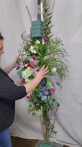 In this video we will talk about the mechanics of wedding arches and show how to create a trendy "broken arch". #wedding #weddingarch #weddingflowers #flowers #wholesaleflowers #wholesaleweddingflowers #brokenarch #weddingbrokenarch #summerwedding | Kennicott