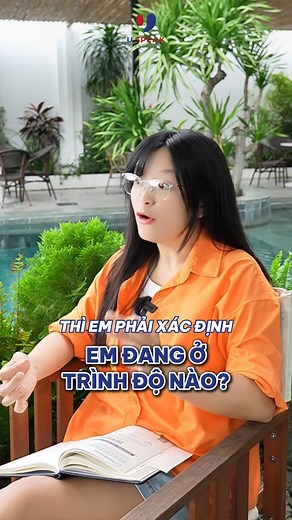 Phần lớn người mới học nghe tiếng Anh đều rơi vào trạng thái này: mở YouTube – mở phim – nghe podcast…được vài phút là đầu óc trôi đi chỗ khác, mắt díp lại. Không phải bạn lười, hay bạn dỡ. Mà là bạn đang nghe sai cách. Nhiều người nghĩ TẮM NGÔN NGỮ là cứ mở tiếng Anh rồi để đó, tự giỏi, não sẽ tự quen. Nhưng thực tế, bạn sẽ chỉ TẮM trong âm thanh chứ không hấp thụ được gì. Và chỉ 5 phút sau, bạn ngủ quên thật. Muốn nghe được tiếng Anh, bạn phải nghe có chủ đích. Trước khi bật video, hãy hỏi: - 