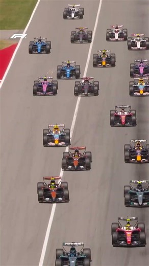 El A526 de Gasly vs el Williams de Carlos Sains en la largada Barcelona