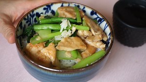 Je vous présente une recette que ma famille prépare régulièrement : le poulet et le choi sam sautés. Elle est saine, équilibrée et rapide à faire. https://youtu.be/AoV4_sHD2hw | Cooking with Morgane