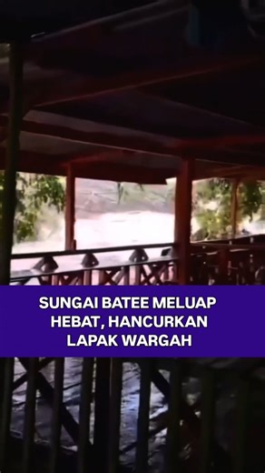 Berita+61 on Instagram: "Hujan deras yang mengguyur wilayah Aceh pada Rabu (24/12/2025) menyebabkan Sungai Batee Iliek di Kabupaten Bireuen meluap. Arus sungai yang sangat deras terlihat menyapu area pemandian dan fasilitas wisata di pinggir sungai. Bangunan semipermanen milik pedagang di lokasi tersebut mengalami kerusakan akibat diterjang air bah. Belum ada laporan mengenai korban jiwa, namun masyarakat diimbau untuk tetap waspada mengingat cuaca ekstrem yang masih berlangsung. #BateeIliek #Bi