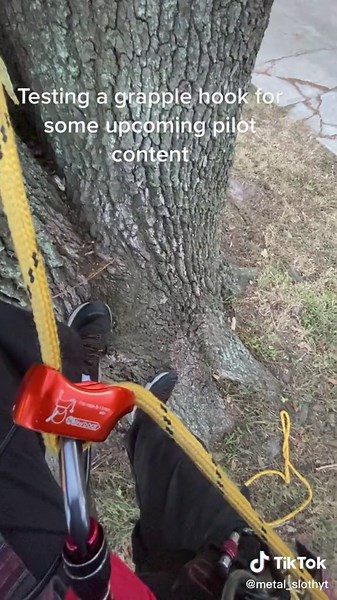 Best part about having a grapple hook, make a swing anywhere #titanfall #cosplay #rappelling #titanfallpilot