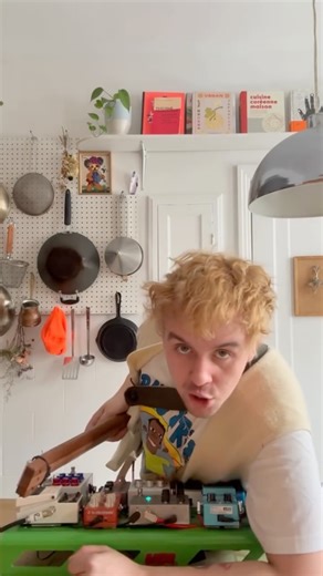 Les Louanges on Instagram: "GEAR ALERT!! Ce sont les pédales que j’utilise en live pour reproduire mon tone : @jhspedals colour box V2, @fairfieldcircuitry shallow water, Boss chorus waza craft, @chasebliss Dark World."