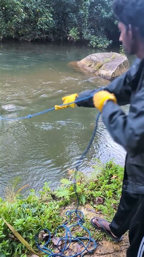 Magnet Fishing in the River 🧲 #magnetfishing #tresuresearch #fishing