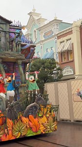 Huey, Dewey and Louie are in Mickey’s Halloween Celebration parade at Disneyland Paris. They are very rare characters through the Disney parks, and are dressed as little devils at the back of Mickey’s Illusion Manor float. #disneylandparis #dlp #disneycharacters #dlrp #disneyparade #disneyhalloween #hueydeweylouie | Mousesteps