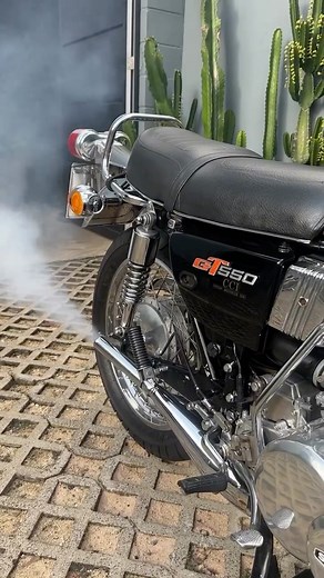 Classificado Vintage Riders on Instagram: "V E N D I D A ❗️❗️❗️ Marca: Suzuki Modelo: GT 550 Ano: 1975 Km: 52.000 Valor: R$ 75.000,00 Contato: (19) 9 8128-1806 Cidade: Limeira-SP Obs: Motor está com 5.100 km, feito com 47.100 kms em out/2020 O conteúdo/veículo são de responsabilidade do anunciante, o Vintage Riders reserva- se ao direito de fazer a ligação entre vendedor e comprador. #classificadovintageriders"