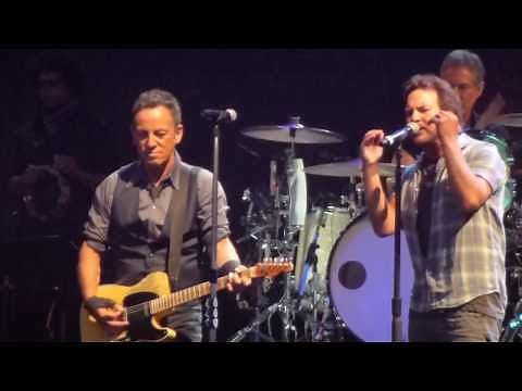 Bruce Springsteen & Eddie Vedder - Highway To Hell / Darkness On The Edge Of Town (Melbourne)