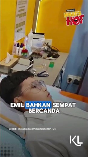 Arumi Bachsin dan Emil Dardak menemani putra mereka, Qeinan, menjalani khitan