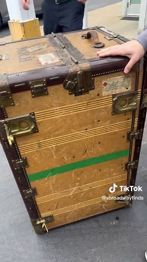 Exploring a 1920s Saks Fifth Avenue Trunk | Unlocking History