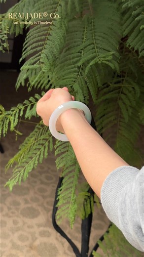 The easiest way to care for jade (and yes—most people get this wrong): ✨ Wear it often — jade loves warmth and skin contact� 💧 Let it touch clean water — washing hands is totally fine� 🌿 Keep it naturally hydrated — jade responds to care and time With daily wear, your jade will slowly transform:�deeper color, smoother touch, and a soft natural glow that polishing can’t fake. No chemicals. No overthinking.�Just wear it, care for it, and let time do the rest. That’s how jade truly becomes yours.