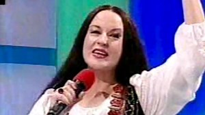 59K views · 1.8K reactions | Am scris muzica și versurile pentru mai multe melodii de muzică ușoară pe care le cântă Maria Dragomiroiu . Și-a dorit să încerce și acest stil muzical și se pare că melodiile cântate de ea au ajuns la sufletul vostru . Sper că acest refren e acolo unde trebuie珞 MARIA DRAGOMIROIU - TRECE VIAȚA | RAOUL | Facebook