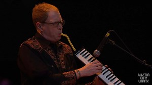 (El dinero lo cambia todo en español) Cyndi Lauper grabó una versión de esta canción "Money Changes Everything" fue lanzado como el quinto sencillo de su álbum She's So Unusual. Se ha lanzado en más de 27 variaciones en todo el mundo, siendo el más común de una pista dos 7 "de vinilo (con diferentes cubiertas). | Videos Musicales Solo En Hd