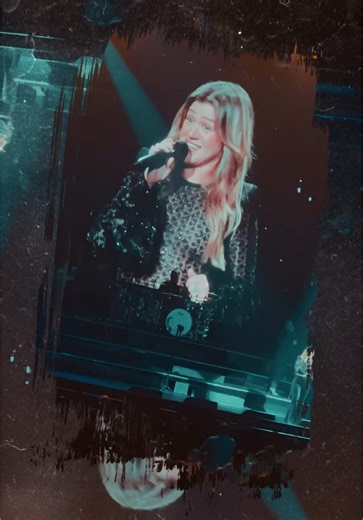 Kelly Clarkson's Fun Banter at Hard Rock Live