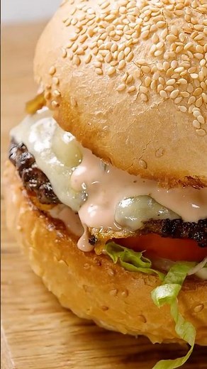 Curtis Stone’s beef burger recipe has your dinner inspo covered 🍔 #burger #burgerrecipe #shorts