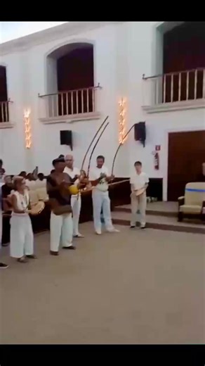 🎶 Grupo de Capoeira Angola Pelourinho na UFBA 🪘 Ontem, dia 16/10/2025, o Grupo de Capoeira Angola Pelourinho teve a honra de participar da homenagem à professora Yeda Pessoa de Castro, realizada na Universidade Federal da Bahia (UFBA). Foi um momento de celebração, respeito e reconhecimento à trajetória de uma mulher fundamental para a valorização e preservação da cultura afro-brasileira. Com sua pesquisa e dedicação, Yeda Castro abriu caminhos para o fortalecimento da identidade negra na Bahi
