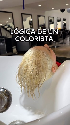 Blonde’s Tricks Si pensaste que aquellas clases de matemáticas en la escuela estaban el pasado, bienvenid@ al mundo real jaja Todos los coloristas son unos maestros en las matemáticas del color y hay algo más increíble, las desarrollamos de tal forma que en segundos resolvemos los más complejos problemas de algebra. Todos somos: lógica de un colorista #haircolorists #haircolorist #hairstylistlife #hairtutorials #hairclasses #haireducator #hairstylist #haircontent #hairvideos #theblondesfactory #