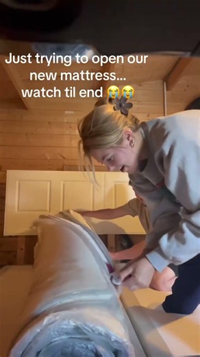 Office slacker: don’t bother me, I can’t help anyway 🙅 #Slacker #Work #Funny