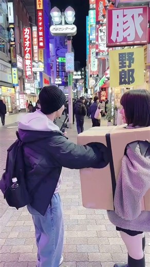 Just What Public Pressing in Box 🍊🤤 #china #chinesegirl #箱の中身は #prank