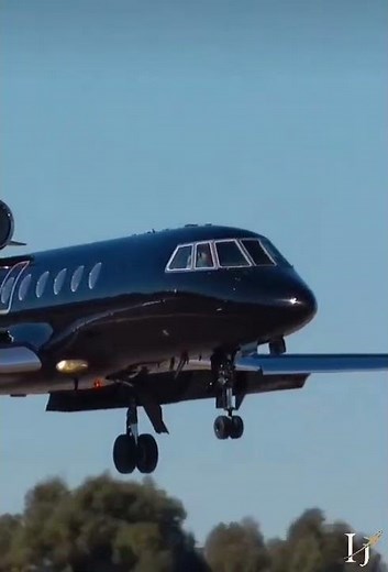 The Dassault Falcon 50EX: where luxury meets precision in every landing and every flight. 🛬