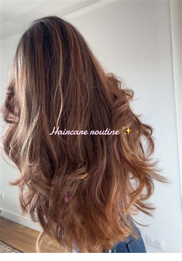 ⚠️ Il faut savoir que, de base, j’ai les cheveux très épais et mousseux. Cette routine a été vraiment agréable à utiliser. J’ai adoré les textures et les résultats ! Le shampoing m’a bluffé car sa mousse est douce et abondante. On sent que ça nettoie bien sans assécher. Rares sont les shampoings qui me conviennent, surtout les sans sulfates, qui peuvent parfois me laisser un aspect terne et poisseux ! Avec l’ensemble des produits Luxéol, j’ai obtenu des cheveux aérés, souples et brillants. Mon b