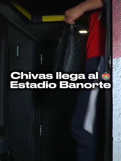 ¡YA ESTÁN EN EL ESTADIO BANORTE! 😮‍💨🔥 Chivas ya está en las inmediaciones del Coloso de Santa Ursula para su partido ante Cruz Azul en la liguilla del Clausura 2026 🔥 🔴 EN VIVO: Cruz Azul vs Chivas | 7:50 PM por Azteca 7 y aztecadeportes.com 🚂🆚🐐 #LiguillaBotanera #CruzAzulChivas #CruzAzul #Chivas #Futbol