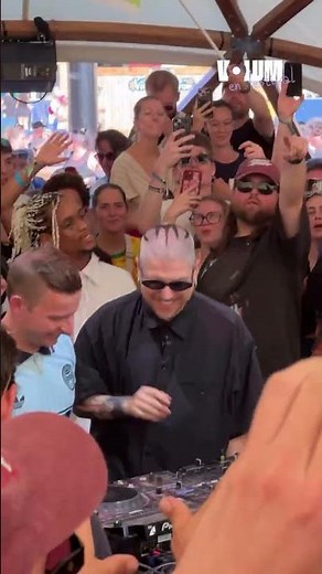 🎶 Les festivaliers des Vieilles Charrues ont eu droit à une belle surprise ! Avant de monter sur