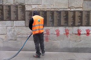 Des "mains rouges" taguées sur le Mémorial de la Shoah à Paris