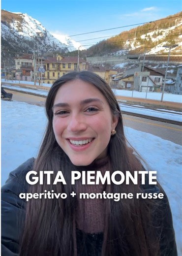 Gita in montagna con aperitivo e montagne russe🏔️🎢 Partenza in treno da Torino ➡️ 📍Bardonecchia (1h 30m - €8,50 a tratta) Una volta arrivati, dalla stazione camminiamo 2min verso Hotel la Betulla, dove passano varie navette gratuite. Noi prendiamo N3 per📍Melezet 1️⃣Ci lascerà all’ingresso della seggiovia, saliamo e ci dirigiamo verso 📍Chesal 1805 per l’aperitivo con tagliere drink (quello in video è per 5 persone) *prenota il biglietto seggiovia aperitivo a €19 https://skipass.bardonecchias