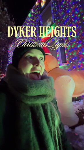 Dyker Heights es parada imprescindible en Nueva York si vienes en Navidad 😍✨ Este barrio residencial de Brooklyn es famoso por sus decoraciones navideñas DE PELÍCULA que los vecinos empiezan a decorar después de Acción de Gracias. ✨ No es ni rápido, ni facil llegar, pero si te gusta la Navidad y te sientes con ganas de ver el auténtico espíritu navideño americano, pásate por aquí porque VAS A FLIPAR 😳 👀 Las calles más bonitas son entre la 83St y 86St y las avenidas 11th Ave y 13th Ave. #nueva