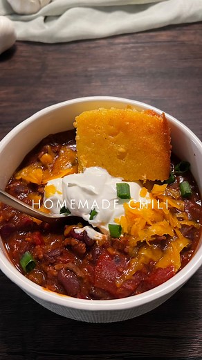 Dana Kelley on Instagram: "HOMEMADE CHILI. The weather outside is officially set to frightful❄️🥶 so you know that means it's Chili season 🌶 There’s nothing like a bowl of homemade chili to warm the soul! Pro tips: 1. The longer you let your chili simmer, the more flavorful it will be. Low and slow is key. 2. If you’d like a thinner consistency, add 1 cup of beef broth. 3. Last, and most importantly, YES, I use a pinch of sugar to cut the tartness of the tomatoes. Argue with somebody else…mmmka