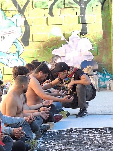 HUMILDAD Humildad significa ver a los demás en el mismo nivel que tú. Nadie está por encima de nadie, nadie es más que nadie, y nadie está por debajo de nadie, nadie es menos que nadie. Aquél que se siente superior a alguien, es debido a su soberbia. Aquél que se siente inferior a alguien, es debido a su inseguridad. Tanto la soberbia como la inseguridad son EGO, son identificaciones con el "YO". La persona humilde es una persona sencilla de espíritu. Es un ser bondadoso y amable de corazón. Es 