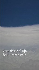 Un avión vuela justo sobre el ojo del huracán Polo